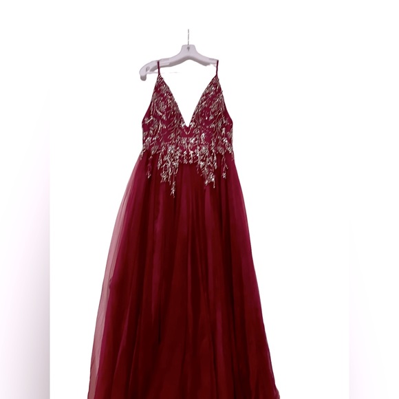 Gorgeous Prom dress in wine - Picture 11 of 13